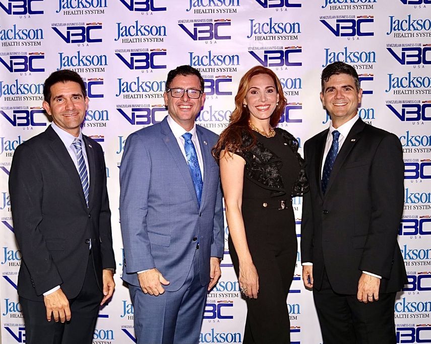 De izquierda a derecha, Nelson Ramírez, exvicepresidente, Miguel Villarroel, fundador y presidente de VBC Internacional, Grisel Masso, presidenta de VBC USA y Daniel Naim, expresidente VBC USA.