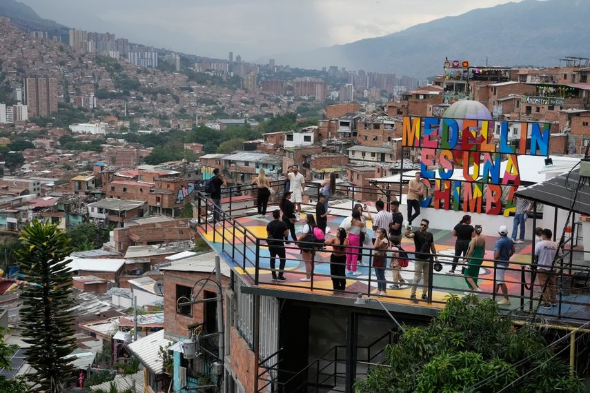 Turistas se toman fotos en la Comuna 13, un barrio de Medellín, Colombia.