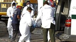 Fuerzas especializadas trasladan el cuerpo sin vida de una de las víctimas del derumbe de &nbsp;un edificio en construcción el jueves 27 de abril de 2017, en Cartagena de Indias, Colombia.