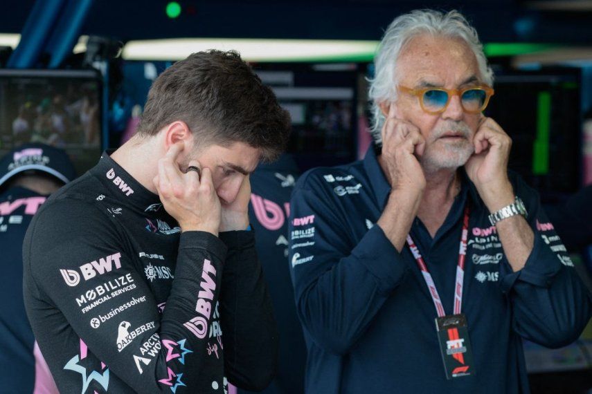 El piloto australiano de Alpine, Jack Doohan (izq.), y el asesor ejecutivo de Alpine, Flavio Briatore, se tapan los oídos cerca de los boxes durante la sesión de clasificación para el Gran Premio de Fórmula 1 de Miami 2025 en el Autódromo Internacional de Miami en Miami Gardens, Florida, el 3 de mayo de 2025.  El piloto australiano de Alpine, Jack Doohan (izq.), y el asesor ejecutivo de Alpine, Flavio Briatore, se tapan los oídos cerca de los boxes durante la sesión de clasificación para el Gran Premio de Fórmula 1 de Miami 2025 en el Autódromo Internacional de Miami en Miami Gardens, Florida, el 3 de mayo de 2025.