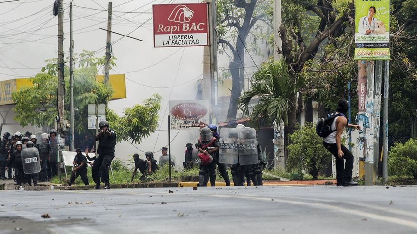 Manifestantes se enfrentan con policías el lunes 28 de mayo de 2018, en Managua, Nicaragua.