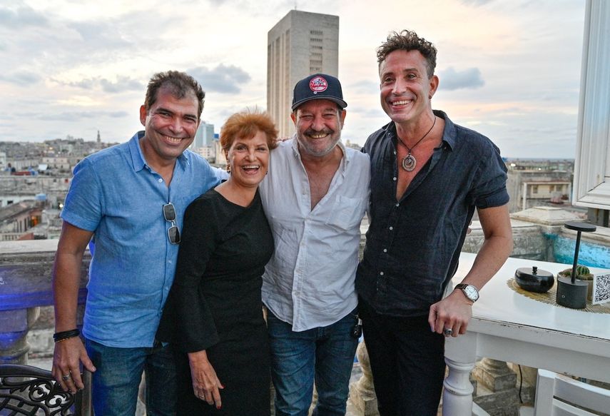 La actriz cubana Mirta Ibarra (segunda a la izquierda), los actores Vladimir Cruz (izq), Jorge Perugorria (2do-izq) y Joel Angelino posan para una fotografía durante una visita al set donde se rodó la película Fresa y Chocolate Hace 30 años, en La Habana el 28 de noviembre de 2023.&nbsp;