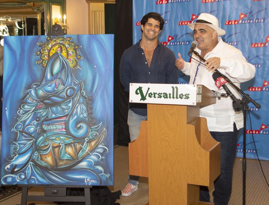 El artista Alexander Mijares junto a Peter.
