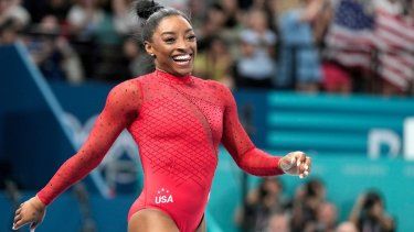 La estadounidense Simone Biles sonríe tras competir en el salto de caballo de la gimnasia artística de los Juegos Olímpicos de París, el sábado 3 de agosto de 2024.