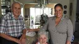 Rafael Antonio Hernández y María Concepción Hernández, junto a la concejala Melinda de la Vega en su casa de Hialeah.