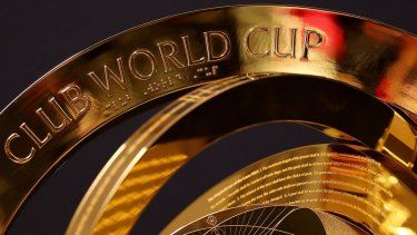 La imagen muestra el trofeo del Mundial de Clubes de la FIFA en una exhibición en París, el 4 de abril de 2025.