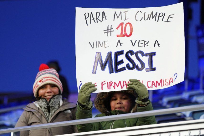 Un joven aficionado del Inter de Miami sostiene un cartel para Lionel Messi durante el partido de ida de la Copa de Campeones de la Concacaf 2025 entre el Sporting Kansas City y el Inter de Miami en el Sporting Park el 19 de febrero de 2025 en Kansas City, Kansas. La MLS comienza el 22 de febrero de 2025