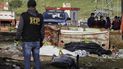Un miembro del Ministerio Público se encuentra cerca de los cadáveres después de una estampida después de un concierto por el día de la independencia de Guatemala en Quetzaltenango, 200 km al oeste de la Ciudad de Guatemala, el 15 de septiembre de 2022.