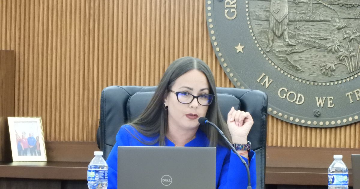 Hialeah aprueba en primera lectura reembolso de $200 y vive confrontación entre vecina y alcaldesa: “No tienes cultura”