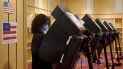 Una mujer vota en el primer día de votaciones adelantadas en una tienda cerrada en el Oak Park Mall el sábado, 17 de octubre del 2020 en Overland Park, Kansas. Una mujer vota en el primer día de votaciones adelantadas en una tienda cerrada en el Oak Park Mall el sábado, 17 de octubre del 2020 en Overland Park, Kansas.