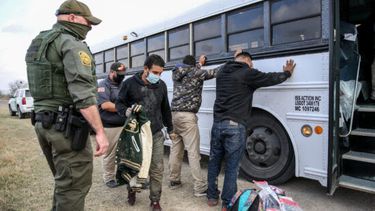 Agentes de inmigración montan a un autobús a inmigrantes ilegales en la frontera de Texas.