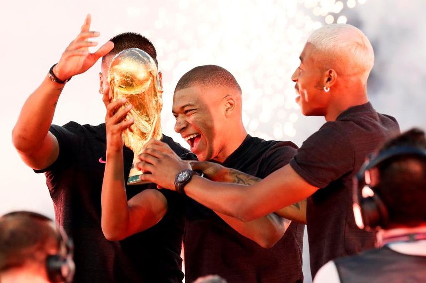 Tras la victoria francesa en el Mundial de 1998, los miembros de su selección habían sido igualmente entonces premiados con la Legión de Honor, así como el entrenador y los presidentes de la Federación y de la Liga.