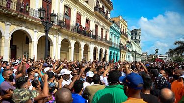 En esta foto de archivo tomada el 11 de julio de 2021 personas participan en una manifestación contra el régimen cubano Miguel Díaz-Canel en La Habana.&nbsp;&nbsp;