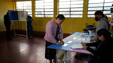 Una mujer vota durante las elecciones generales en Sumpango, Guatemala.
