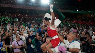 La boxeadora argelina Imane Khelif es llevada en hombros tras vencer a la china Yang Liu para ganar la medalla de oro en la categoría de los 66 kilogramos de los Juegos Olímpicos, el viernes 9 de agosto de 2024, en París&nbsp;