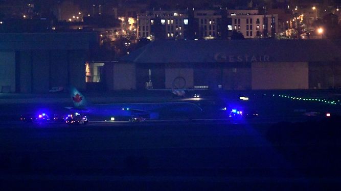 El avi&oacute;n de Air Canad&aacute; aterriz&oacute; de emergencia tras perder una parte del tren de aterrizaje durante el despegue en el aeropuerto de Baraja, en Espa&ntilde;a.