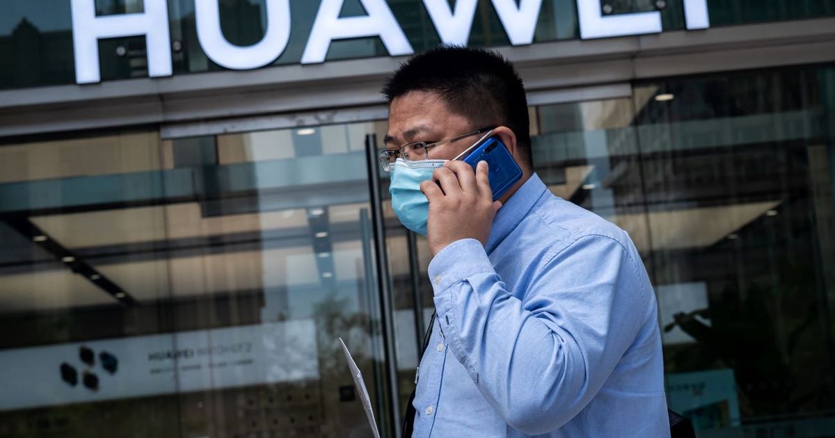 El Ministerio de Defensa prohíbe usar los móviles Huawei, y los chinos  reiteran la seguridad de sus productos