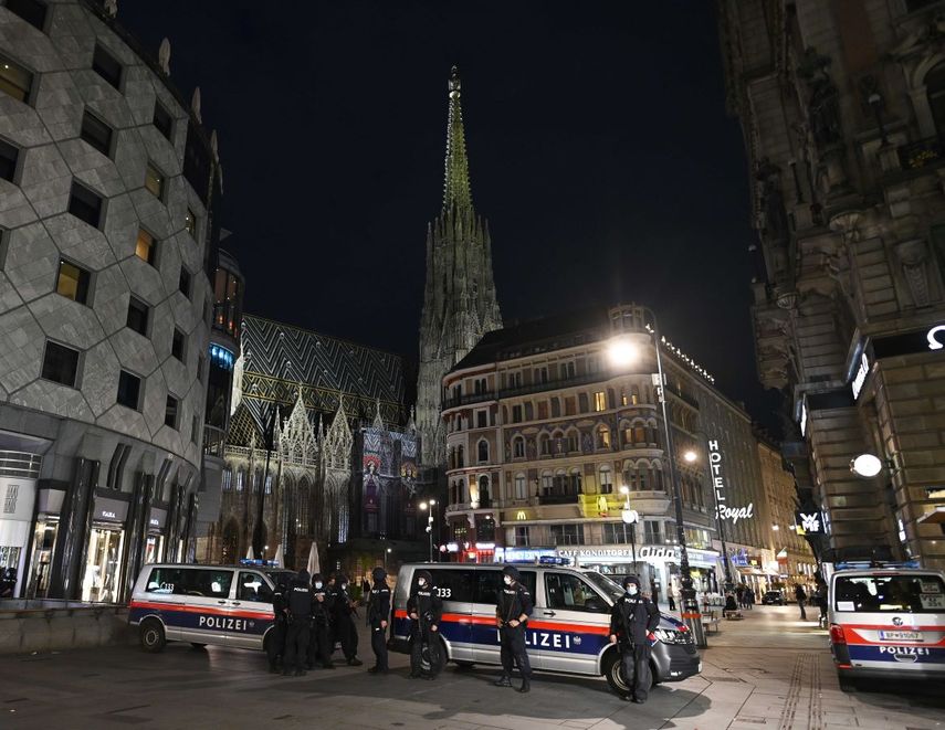La policía patrulla fuera de la Catedral St. Stephens&nbsp; en Viena, Austria, el 3 de noviembre de 2020, un día después de un tiroteo en varios lugares del centro de Viena.