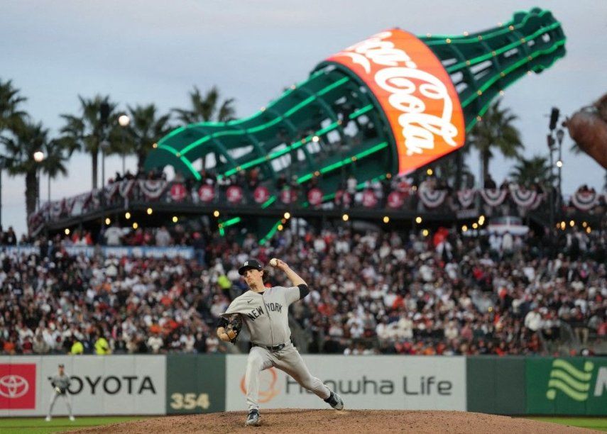 Max Fried #54 de los Yankees de Nueva York lanza contra los Gigantes de San Francisco durante la séptima entrada en el Día Inaugural en el Oracle Park el 25 de marzo de 2026 en San Francisco, California.