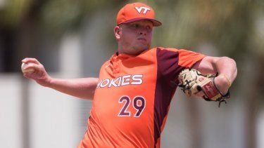 El lanzador Nic Enright, en ese momento miembro del equipo de Virginia Tech, lanza durante un compromiso colegial de la NCAA, el 28 de abril de 2019.
