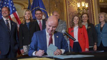 El gobernador Spencer Cox promulga dos proyectos de ley que regulan el uso de las redes sociales durante una ceremonia en el Capitolio estatal, en Salt Lake City, el jueves 23 de marzo de 2023.&nbsp;