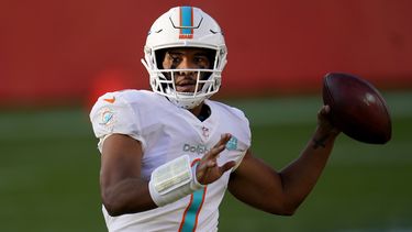 En foto del 22 de noviembre del 2020, el quarterback de los Dolphins de Miami Tua Tagovailoa lanza el balón en el juego ante los Broncos.&nbsp;