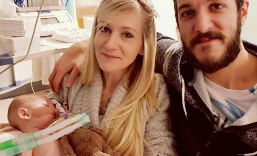 Imagen del bebé Charlie Gard con sus padres.