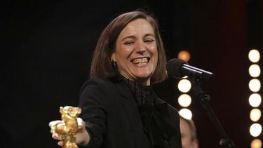 Carla Simón recibe el Oso de Oro a mejor película por “Alcarràs” durante la ceremonia de premiación del Festival Internacional de Cine de Berlín en Berlín, Alemania, el 16 de febrero de 2022.&nbsp;