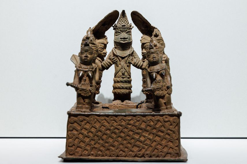 Alemania devolvió 20 artefactos saqueados a Nigeria el 20 de diciembre de 2022, más de 100 años después de que fueran robados durante el saqueo de un antiguo reino por parte de las fuerzas coloniales británicas.