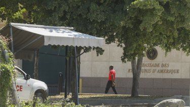 Un hombre ingresa a la embajada de Estados Unidos en Haití, el domingo 10 de marzo de 2024, en Puerto Príncipe.