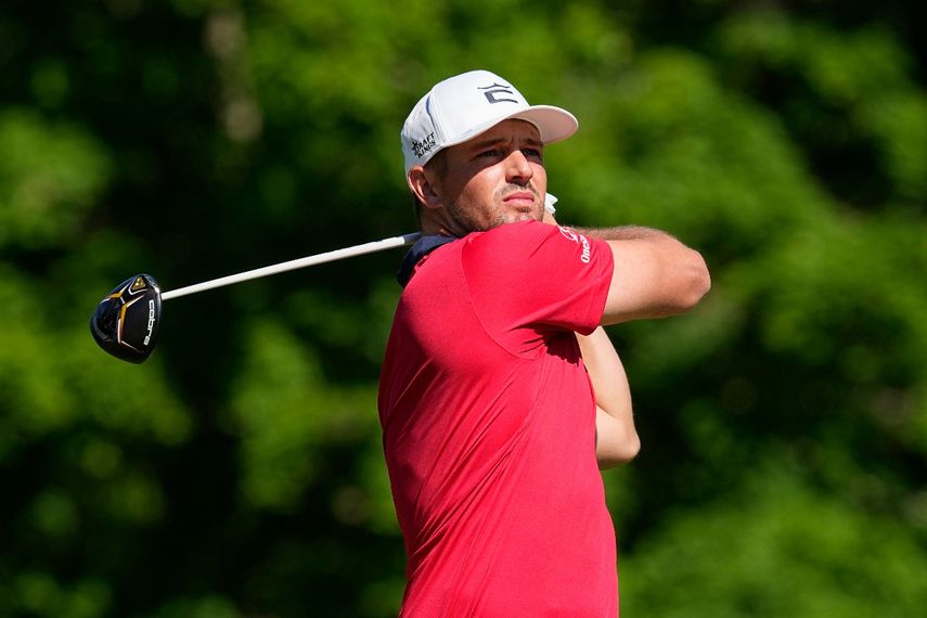 El excampeón del U.S Open Bryson DeChambeau realiza su tiro de salida al segundo hoyo en el Memorial, el viernes 3 de junio de 2022, en Dublin, Ohio&nbsp;