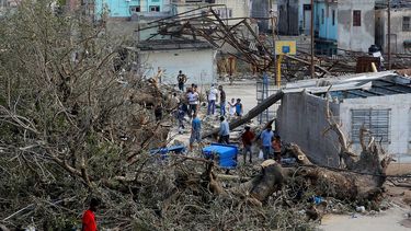 Vista parcial de destrozos en una calle del barrio de Luyanó en La Habana, tras el paso del tornado que azotó a la capital cubana el 27 de enero de 2019.