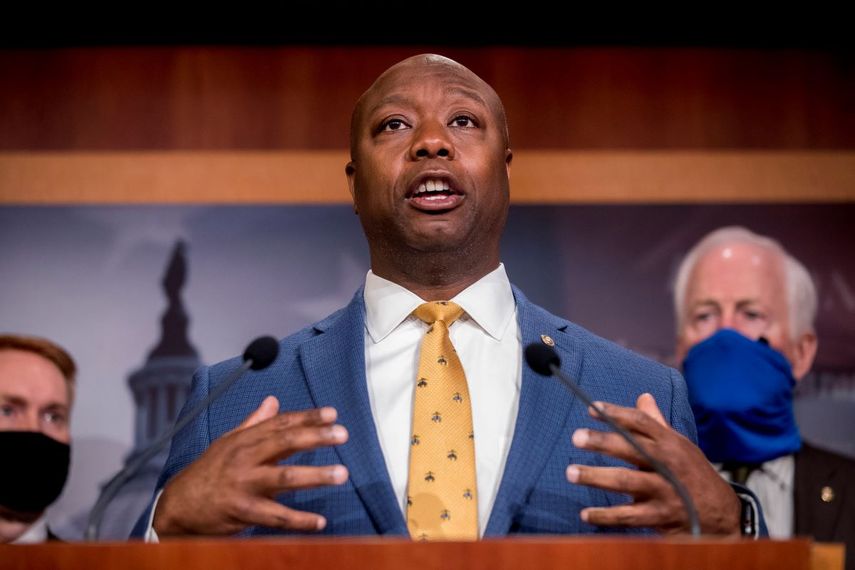 El senador republicano Tim Scott, acompa&ntilde;ado por varios de sus correligionarios, habla en una conferencia de prensa en el Capitolio para anunciar una propuesta de reforma policial el mi&eacute;rcoles, 17 de junio del 2020.&nbsp;