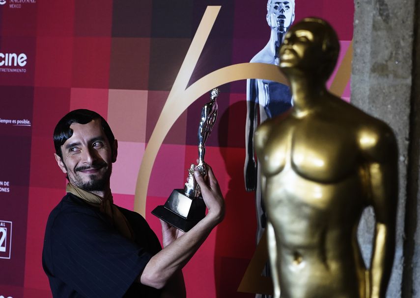 Raul Briones con el premio a Mejor actor por su papel en Una película de policías en la 64 edición del Premio Ariel de la Academia Mexicana de Artes y Ciencias Cinematográficas en la Ciudad de México el martes 11 de octubre de 2022. Briones está nominado a la 65 entrega del Ariel por El norte sobre el vacío.