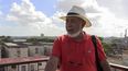 El escritor cubano Leonardo Padura posa para una foto en una azotea del barrio de San Isidro, en La Habana, durante una entrevista con AFP el 8 de noviembre de 2022.