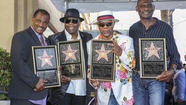 El grupo de izquierda a derecha: Robert Kool Bell, Ronald Khalis Bell, Dennis DT Thomas y George Brown asisten a una ceremonia en honor a Kool and the Gang con una estrella en el Paseo de la Fama de Hollywood el 8 de octubre de 2015 en Los Angeles. . 