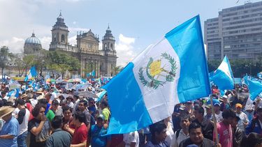 Cientos de&nbsp;estudiantes e integrantes de la sociedad civil de Guatemala exigen la renuncia del presidente Jimmy Morales por corrupción.&nbsp;