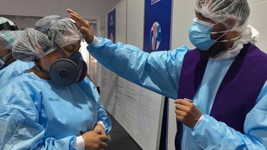 Sacerdote lleva esperanza a pacientes con COVID-19 en la selva de Perú.