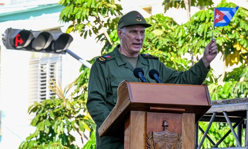 El dictador de Cuba, Miguel Díaz-Canel, ondea una bandera nacional durante las celebraciones que conmemoran la victoria en el 65 aniversario de la invasión de Bahía de Cochinos y la declaración del carácter socialista de la Revolución Cubana en La Habana, el 16 de abril de 2026.&nbsp;