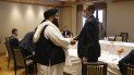 El representante especial de Gran Bretaña para Afganistán Nigel Casey saluda al enviado del Talibán Amir Khan Muttaqi en Oslo, Noruega, el 24 de enero de 2022. 