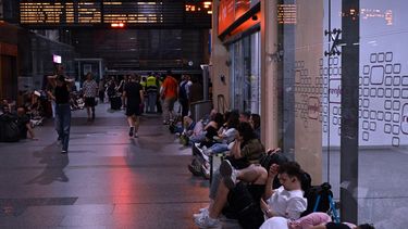 Viajeros se sientan y se tumban en el suelo mientras se preparan para pasar la noche en la estación de Córdoba, en España, durante el apagón masivo que afectó a toda la península Ibérica y al sur de Francia, en Córdoba el 28 de abril de 2025. 