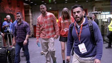 El ala cerrada de los Kansas City Chiefs, Travis Kelce, y la cantante Taylor Swift abandonan el estadio Arrowhead después de un partido de fútbol americano de la NFL entre los Chiefs y Los Angeles Chargers, el domingo 22 de octubre de 2023, en Kansas City, Missouri.