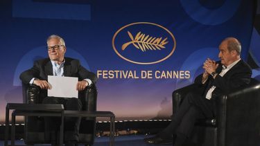 El director del Festival de Cannes Thierry Fremaux, izquierda, y el presidente del festival Pierre Lescure charlan durante la presentaci&oacute;n de la selecci&oacute;n oficial del festival 2020 en un cine vac&iacute;o el mi&eacute;rcoles 3 de junio de 2020 en Par&iacute;s.&nbsp;