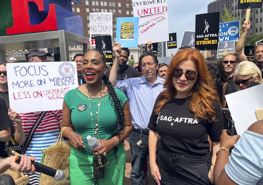 Las actrices Sheryl Lee Ralph y Lisa Ann Walter, miembros del elenco de la serie de televisión Abbott Elementary, participan en una protesta en apoyo a la huelga de guionistas y actores que ha paralizado Hollywood, en Love Park, Filadelfia, el jueves 20 de julio de 2023.
