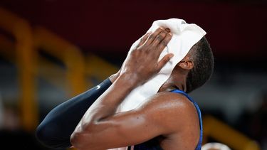 El estadounidense Bam Adebayo se lamenta al finalizar el duelo de ronda eliminatoria ante Francia