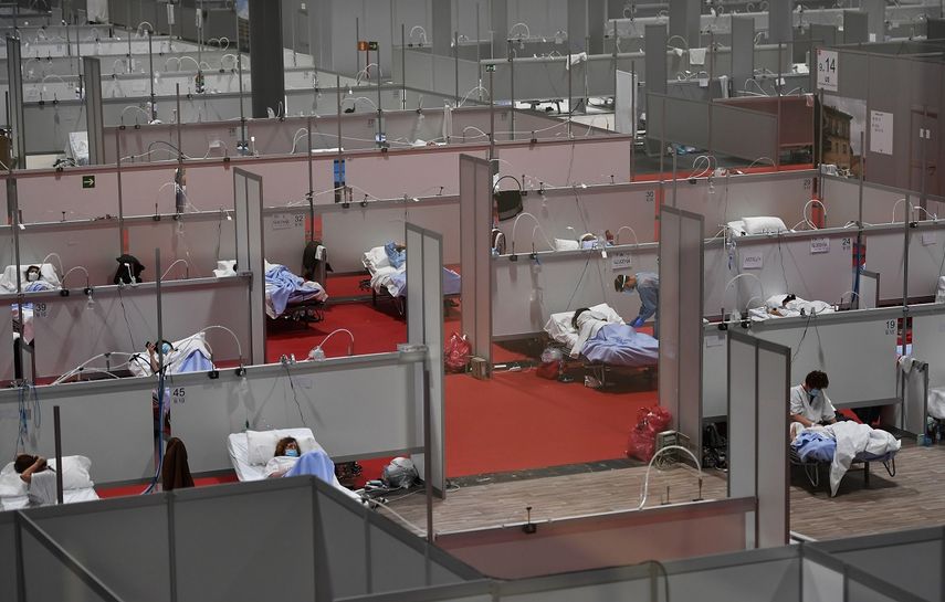 Vista general de un hospital improvisado en un centro de exposiciones en Madrid, España, para enfrentar la pandemia del nuevo coronavirus.