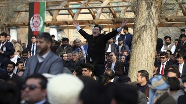 Un grupo de afganos repite consignas luego que varios cohetes fueron disparados durante la ceremonia de juramentaci&oacute;n de Ashraf Ghani como presidente de Afganist&aacute;n en Kabul, el 9 de marzo del 2020.