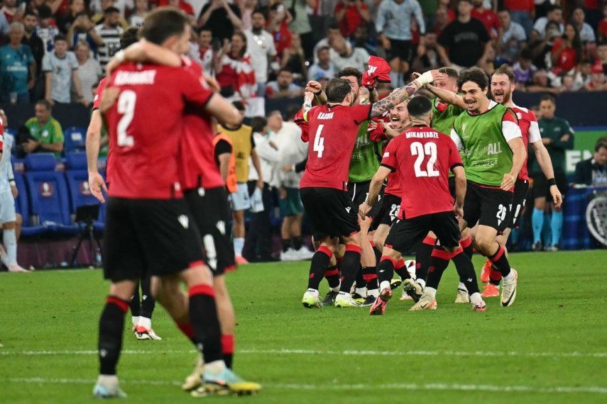 Los jugadores de Georgia, incluido (desde la izquierda) el defensor de Georgia #02 Otar Kakabadze, el defensor de Georgia #04 Guram Kashia y el delantero de Georgia #22 Georges Mikautadze, celebran después de ganar el partido de fútbol del Grupo F de la UEFA Euro 2024 entre Georgia y Portugal en el Arena AufSchalke en Gelsenkirchen en junio. 26, 2024. &nbsp;