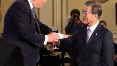 El presidente surcoreano, Moon Jae-in ( brinda con su homólogo estadounidense,&nbsp;Donald&nbsp;J.&nbsp;Trump, durante una cena en honor del mandatario estadounidense en Seúl (Corea del Sur).