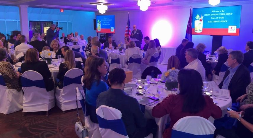 Líderes y homenajeados reunidos en la Tercera Cena de Tributo del Cuban Banking Study Group, Inc.